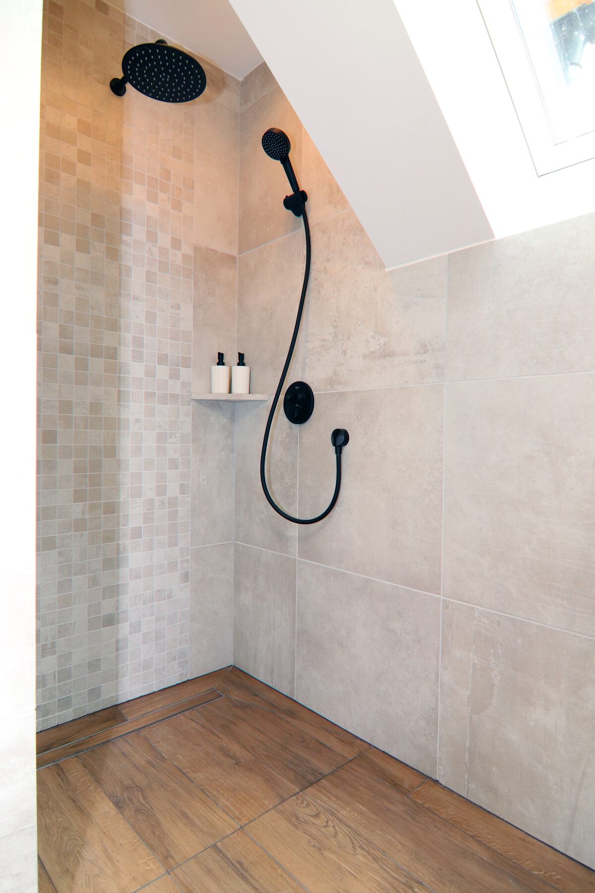 Esőzuhanyzó fekete design szerelvényekkel – Ketrin vendégház